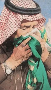 الملك سلمان حفظه الله يقبل العلم السعودي خلفيه سعودية يوم التأسيس السعودي