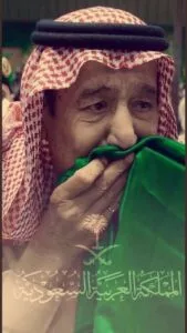 الملك سلمان حفظه الله يقبل العلم السعودي يوم التأسيس السعودي