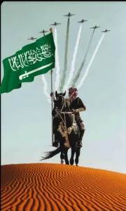 فارس سعودي يحمل العلم من ظهر حصان خلفيه سعودية يوم التأسيس السعودي