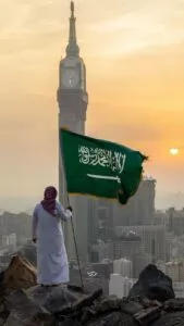خلفية العلم السعودي في اعلى قمة جبل خلفيه سعودية يوم التأسيس السعودي