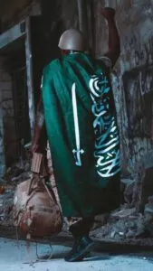 خلفية جندي يتوشح العلم السعودي يوم التأسيس السعودي