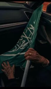 امرأة مسنة تحتضن العلم السعودي خلفيات سعودية يوم التأسيس السعودي