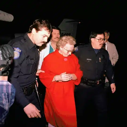 serial killer Dorothea Puente 12 - فن العبارات دوروثيا بوينتي وقت الترحيل إلى السجن
