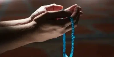كيف يكون الثناء على الله قبل الدعاء؟